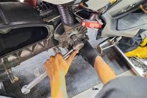 Cara Mengatasi Mur Pulley Motor Matic yang Sulit Dibuka