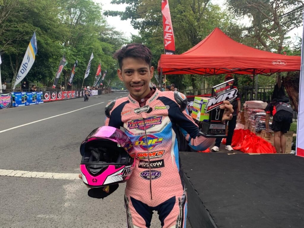 Robby Rizaldi tampil memukau dan keluar sebagai juara kelas Matic 130cc Open di Mr Pulley Open Road Race Ciamis. Simak performa impresif dan strategi balapnya di lintasan.