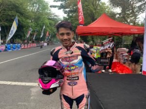 Robby Rizaldi tampil memukau dan keluar sebagai juara kelas Matic 130cc Open di Mr Pulley Open Road Race Ciamis. Simak performa impresif dan strategi balapnya di lintasan.