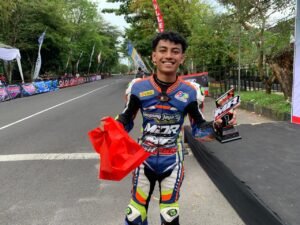Taufik Acil tampil luar biasa dan juara di Final Race Kelas Matic 155cc Cipatagaba pada Mr Pulley Open Road Race. Simak aksi dan strategi balapnya yang memukau!