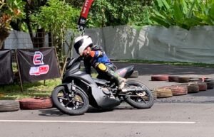 Haikel, pembalap muda Honda WH19 TUS Racing, tampil luar biasa dan kuasai QTT Bebek 4T 150cc U16 di Mr Pulley Open Road Race Ciamis. Simak aksinya di lintasan!