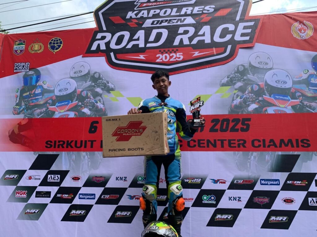 Reki Alfian berhasil keluar sebagai juara kelas 4T 150cc U16 di Mr Pulley Open Road Race Ciamis meski lintasan diguyur hujan. Simak aksi impresif dan strategi balapnya di sirkuit.