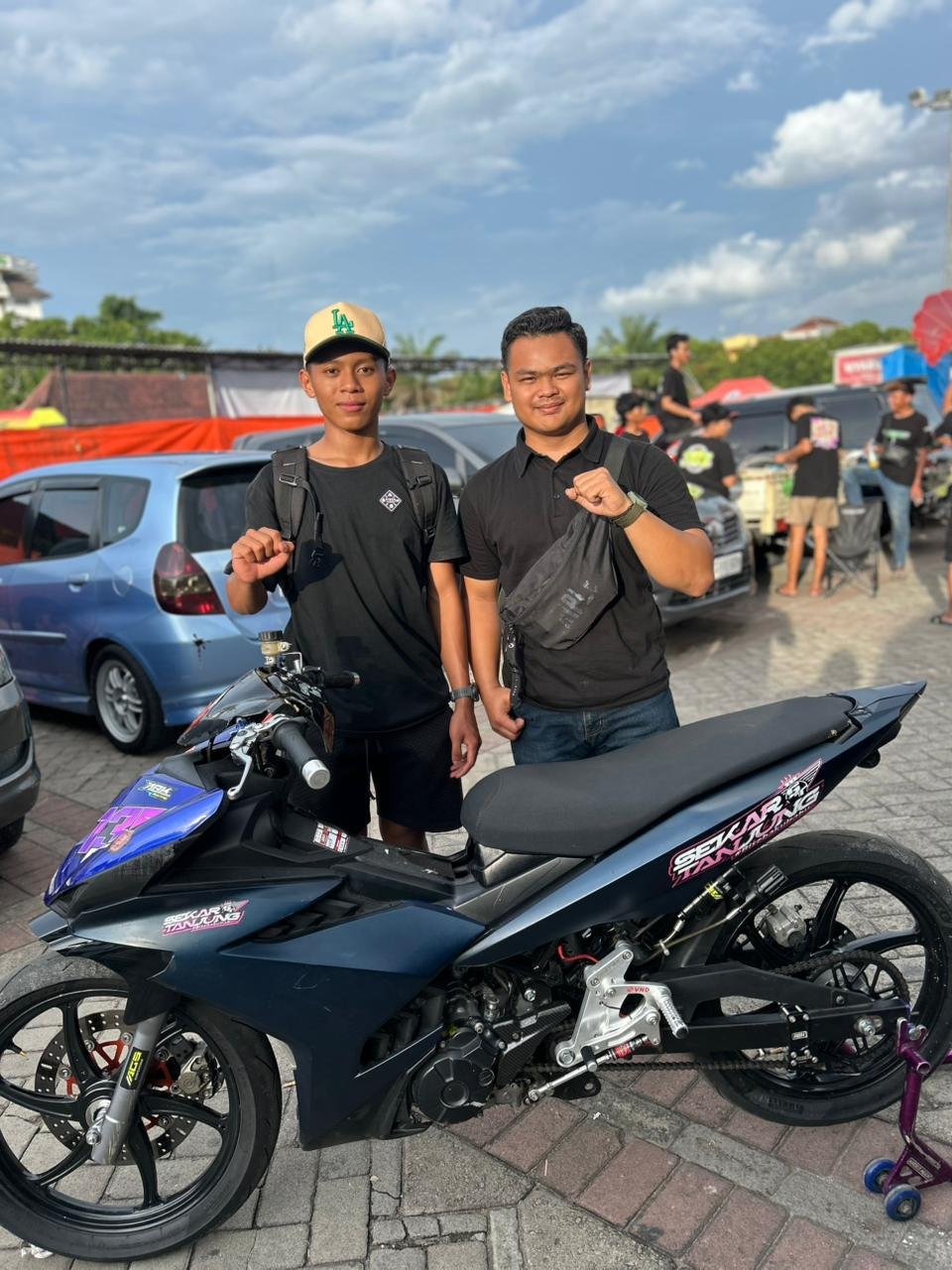 Adiz Axcelya kembali ke dunia balap sebagai penggerak Tim Sekar Tanjung ABK Wonogiri, sukses raih double podium di Kejurda Jatim Ponorogo dan bawa semangat baru motorsport daerah.