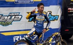 Raka Komang dari Jawa Timur mencetak waktu tercepat 6,986 detik di kelas Bebek 4T TU 200 120 Kg pada Final IDC 2025 Wonosari, memastikan posisi puncak dan menunjukkan dominasi di lintasan.