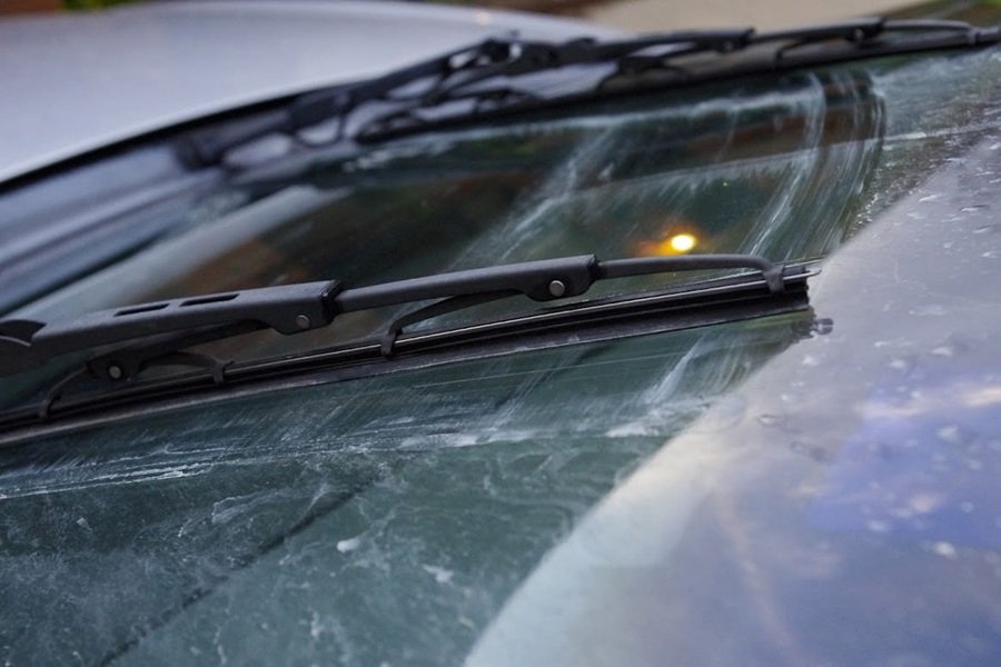 Bahaya Wiper Mobil Rusak Dipakai Terus, Kaca Bisa Baret Permanen!