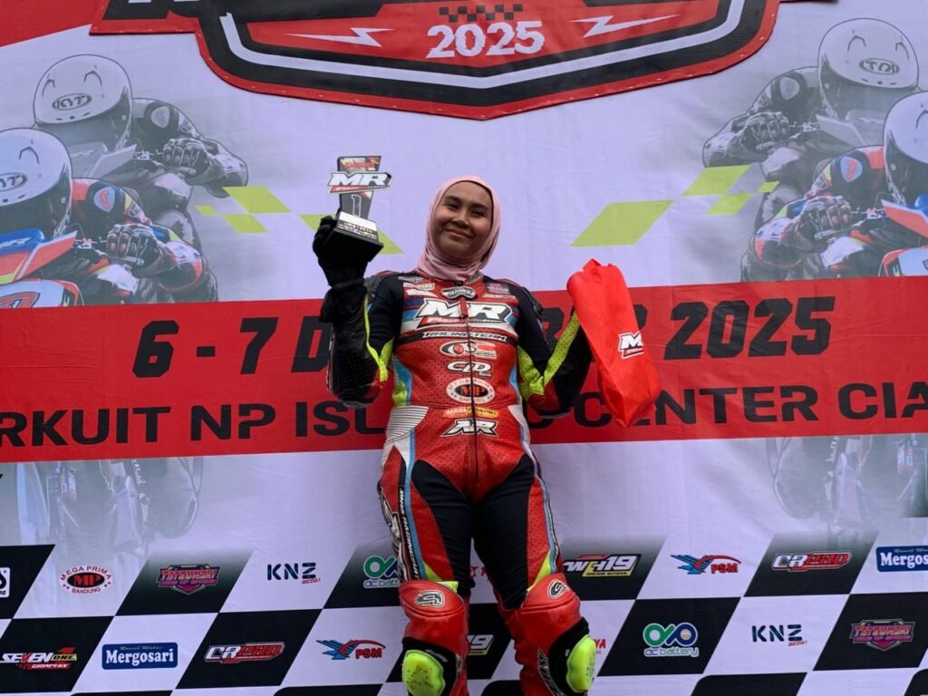 Fisichella tampil dominan dan raih kemenangan di Race 1 kelas Matic 130cc Wanita MR Pulley Open Road Race. Simak aksi impresif dan strategi balapnya di lintasan!