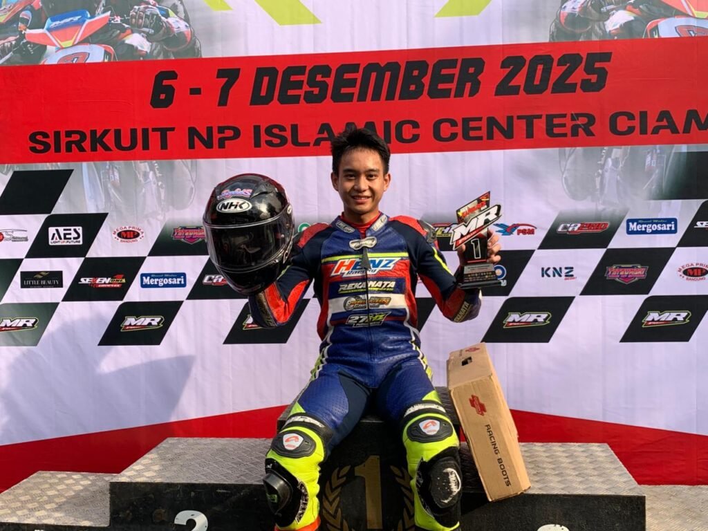 Rajo Satria bersama tim Agung Motor Ambon RPM Feze sukses meraih juara kelas Bebek 4T 150cc Novice di Mr Pulley Open Road Race Ciamis. Simak aksi impresif dan strategi balapnya.