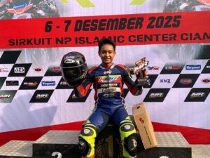 Rajo Satria bersama tim Agung Motor Ambon RPM Feze sukses meraih juara kelas Bebek 4T 150cc Novice di Mr Pulley Open Road Race Ciamis. Simak aksi impresif dan strategi balapnya.
