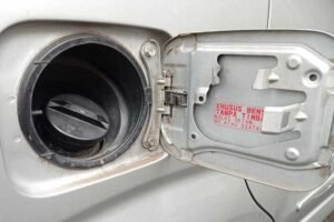 Perlukah Tangki Bensin Mobil Dikuras? Ini Manfaat Pentingnya bagi Mesin