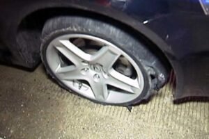 Cara Menghadapi Pecah Ban di Jalan Tol dengan Aman dan Benar