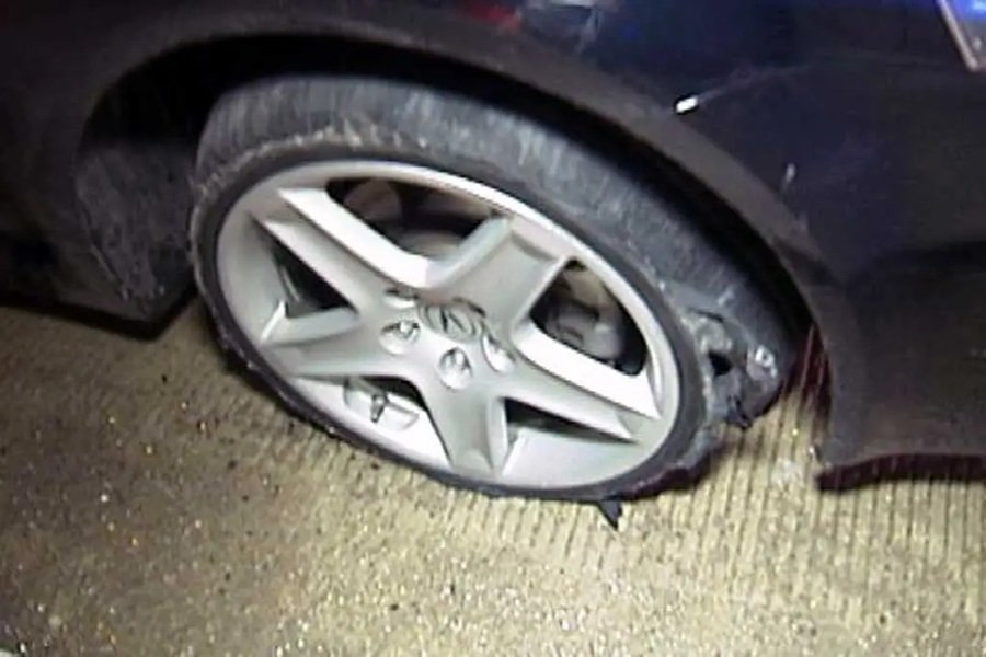 Cara Menghadapi Pecah Ban di Jalan Tol dengan Aman dan Benar