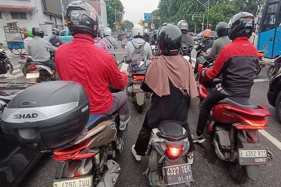 3 Etika Mengerem Motor di Jalan Raya yang Wajib Diketahui Pengendara