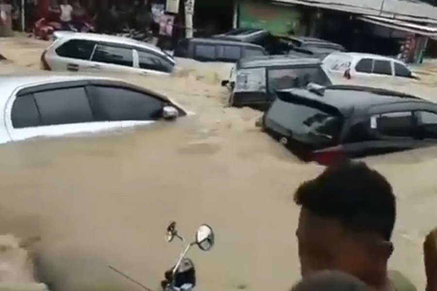 Bahaya Menerobos Banjir, Mobil Bisa Hanyut Meski Bobotnya Berat