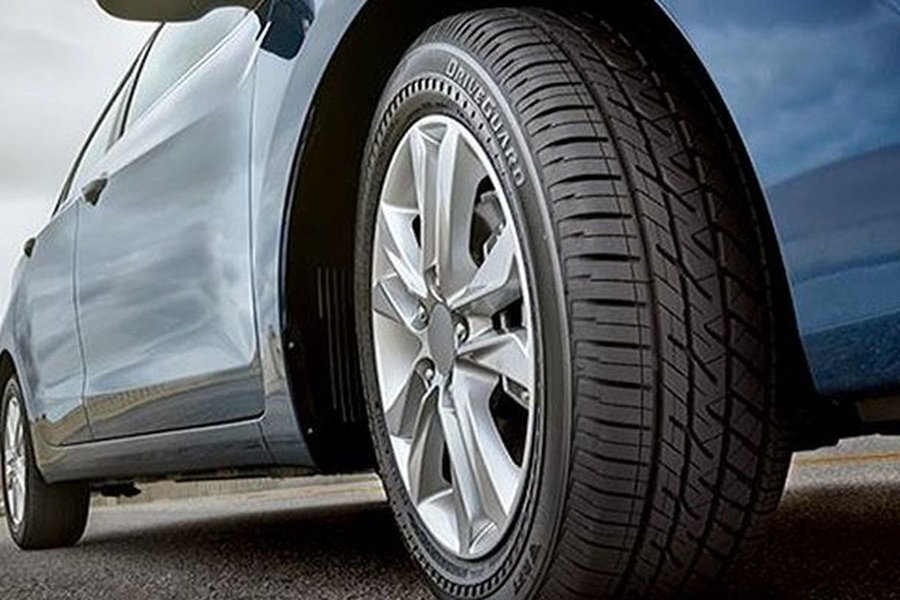 Ban Mobil Terasa Keras Saat Jalan? Ini Penyebab Utamanya yang Sering Diabaikan