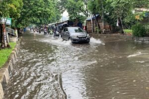 Cara Aman Berkendara Motor Saat Jalan Banjir, Jangan Ambil Kiri