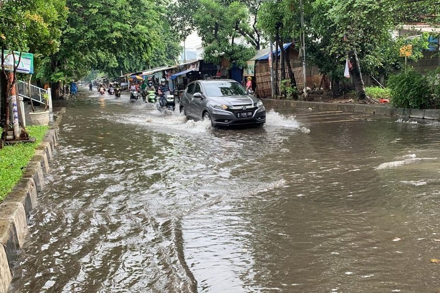 Cara Aman Berkendara Motor Saat Jalan Banjir, Jangan Ambil Kiri