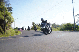 Tips Aman Mengendarai Sepeda Motor Saat Hujan Deras