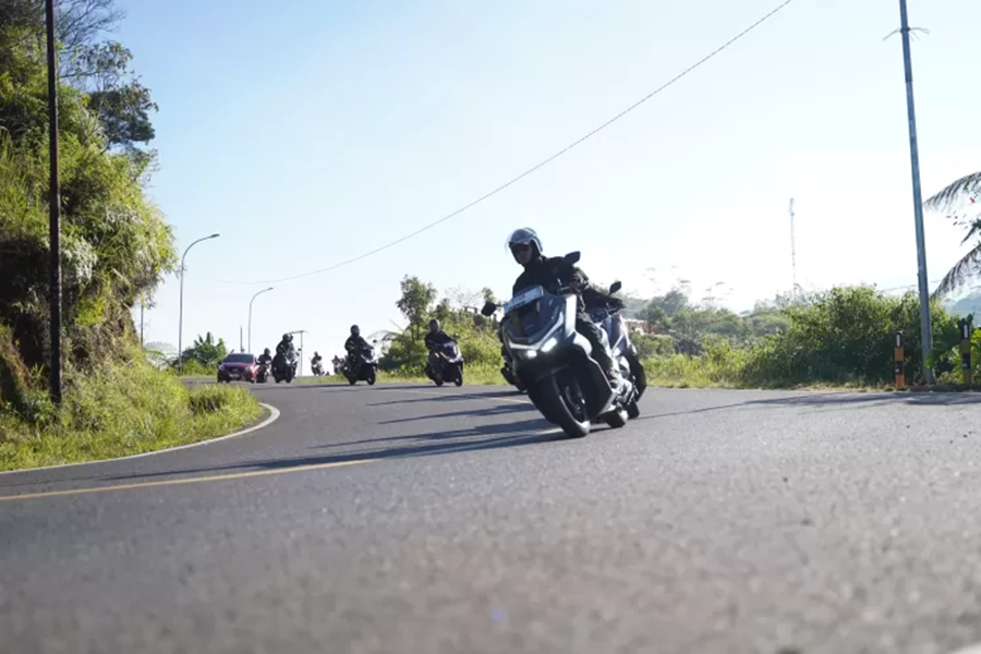 Tips Aman Mengendarai Sepeda Motor Saat Hujan Deras