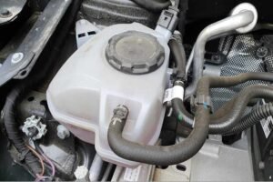 Rajin Cek Tabung Cadangan Radiator Mobil, Cegah Overheat dan Mesin Rusak
