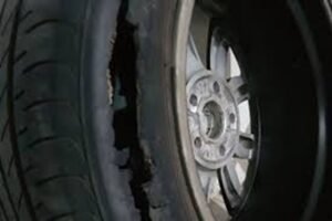 3 Tips Bengkel Cegah Ban Mobil Pecah Saat Dipakai Jalan