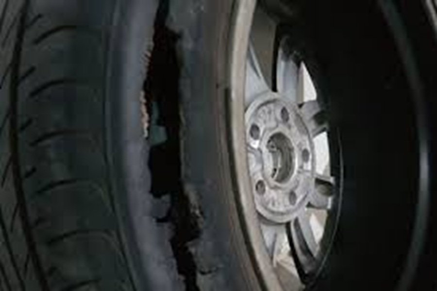 3 Tips Bengkel Cegah Ban Mobil Pecah Saat Dipakai Jalan