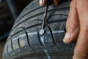 Jangan Disepelekan! Ini Akibat Bahaya Jika Paku Dibiarkan Menancap di Ban Mobil