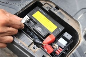 Jarang Disadari, Box Aki Motor Matic di Dek Kaki Ternyata Perlu Rutin Dibersihkan