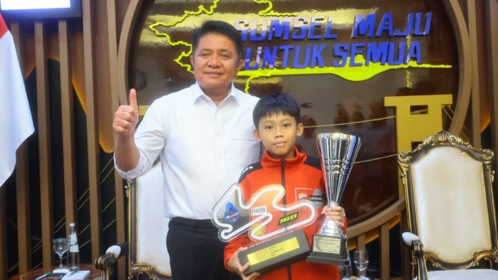 Didukung langsung Gubernur Sumsel, Kenzie Akbar Da Ninos jalani sekolah balap di Spanyol. Simak kisah lengkap pembalap muda potensial ini menuju panggung dunia.
