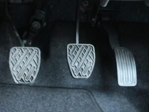 3 Penyebab Pedal Kopling Mobil Keras, Wajib Cek Sebelum Mudik