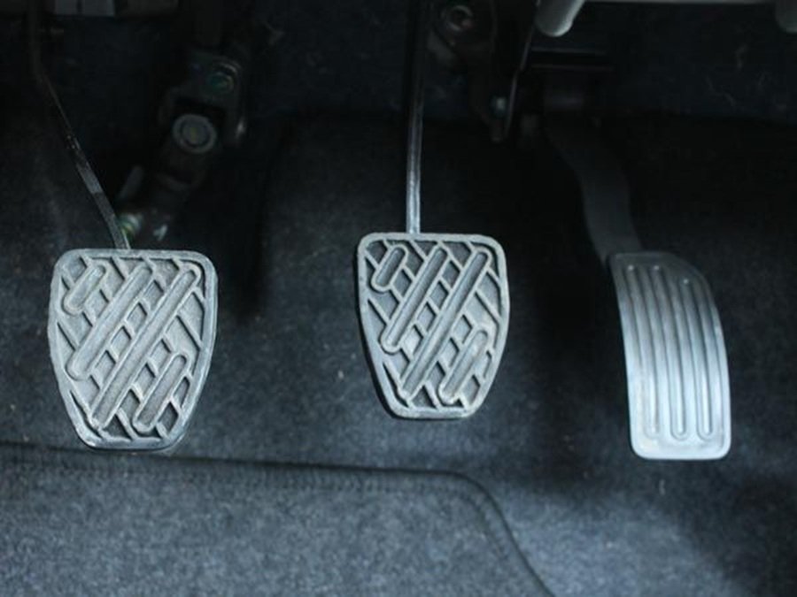 3 Penyebab Pedal Kopling Mobil Keras, Wajib Cek Sebelum Mudik