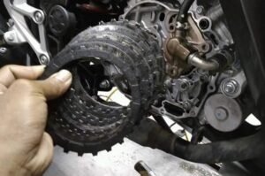 Cara Bikin Kampas Kopling Motor Bekas Awet, Wajib Direndam Oli Baru