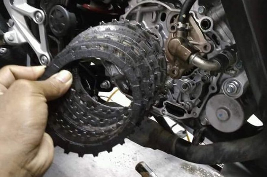 Cara Bikin Kampas Kopling Motor Bekas Awet, Wajib Direndam Oli Baru