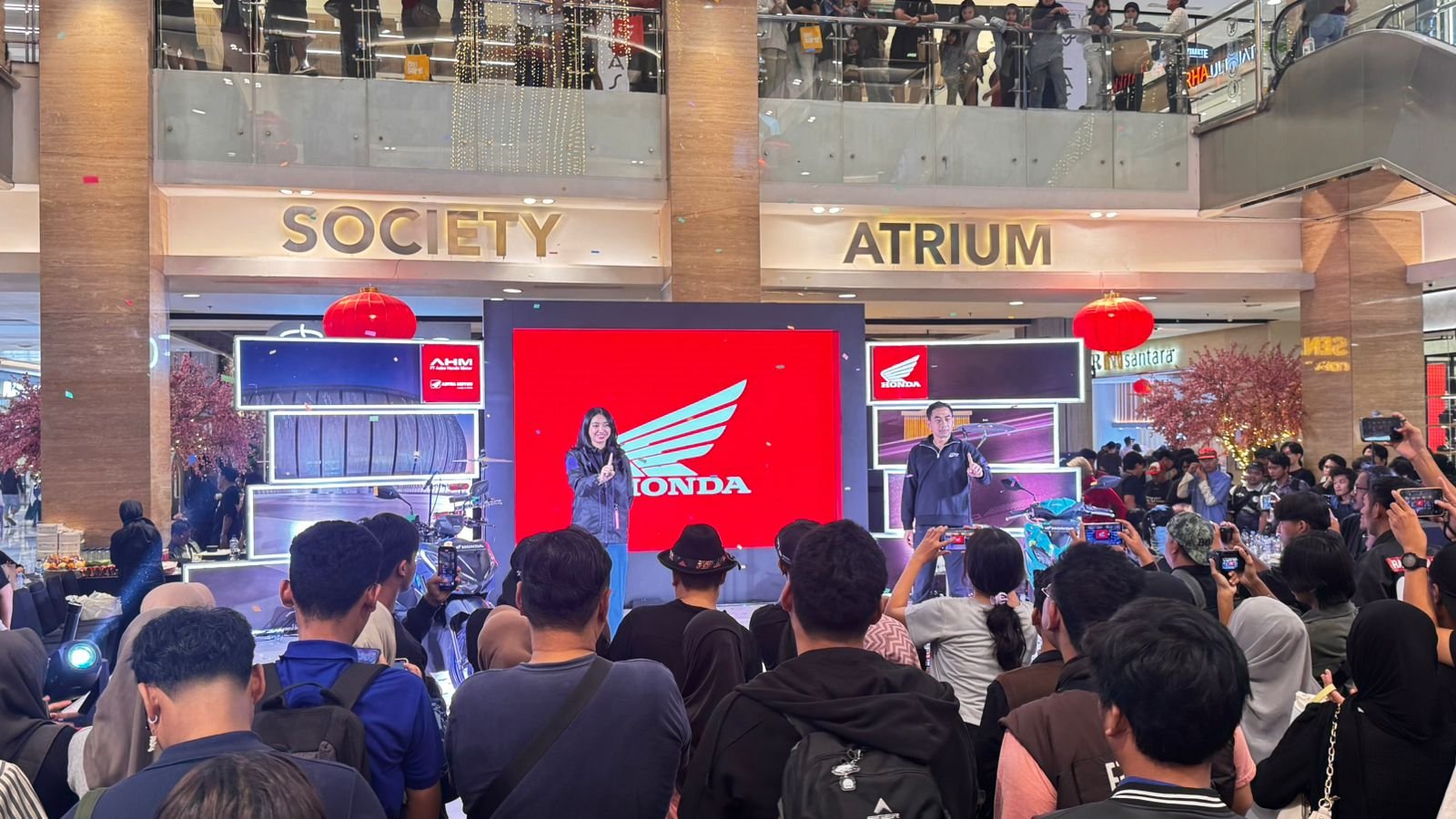 Unveiling All New Honda Vario 125 oleh perwakilan manajemen Astra Motor Yogyakarta di Society Atrium (Lantai UG). Pakuwon Mall Jogja