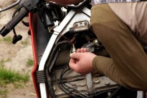 Cara Melepas Aki Motor Bekas yang Benar, Hindari Korsleting dan Aki Soak