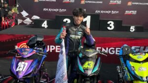 Reykat Yusuf tampil dominan dan meraih kemenangan di kelas Bebek 4T 150 Novice Super Prix 2026 Boyolali bersama DIRS Racing, menunjukkan adaptasi cepat dan performa superior sejak awal race.