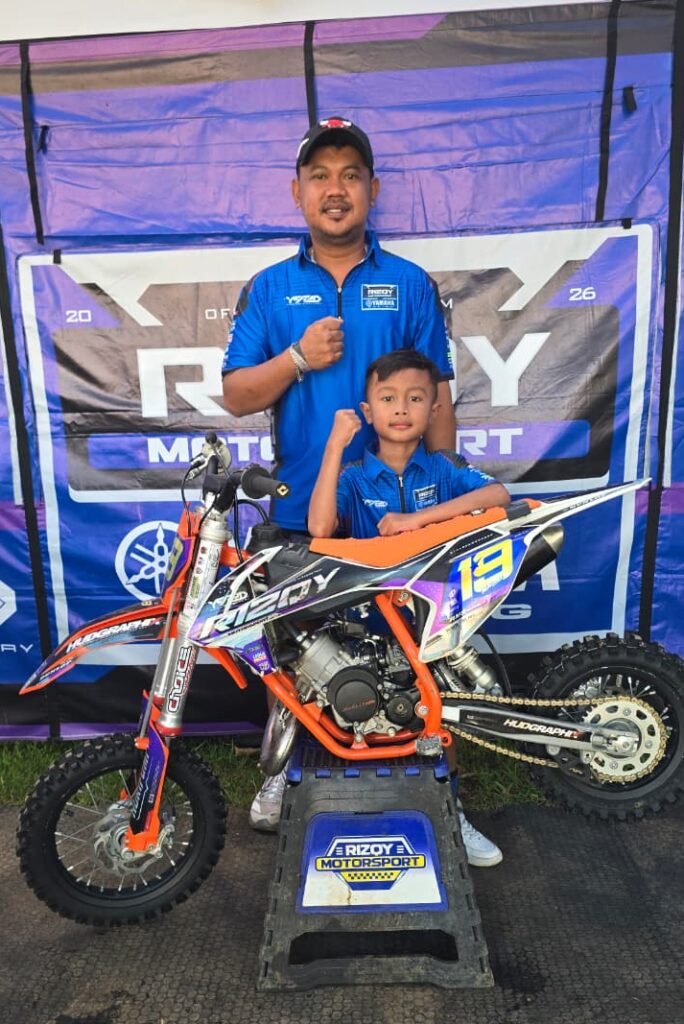 Muhammad Azriel Alsakha alias Sakha sukses meraih podium di Kejurnas Motocross Seri 2 Karanganyar kelas SE50cc. Dukungan keluarga, sekolah, dan tim jadi kunci kesuksesannya.