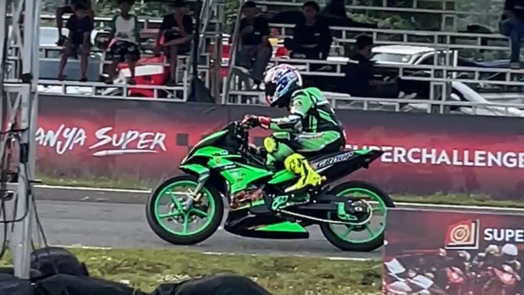 Alfi Husni tampil gemilang di QTT MP1 Expert SuperPrix 2026 Boyolali. Pembalap SAE Racing Team ini sukses meraih pole position untuk sprint race dan race utama.