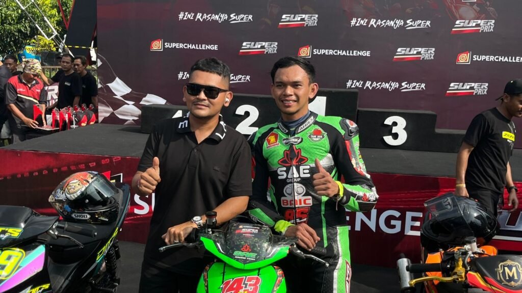 Alfi Husni sukses meraih juara kelas Bebek 2T 125 di Super Prix 2026 Boyolali bersama SAE Racing Team. Start sempurna di seri pembuka musim balap.
