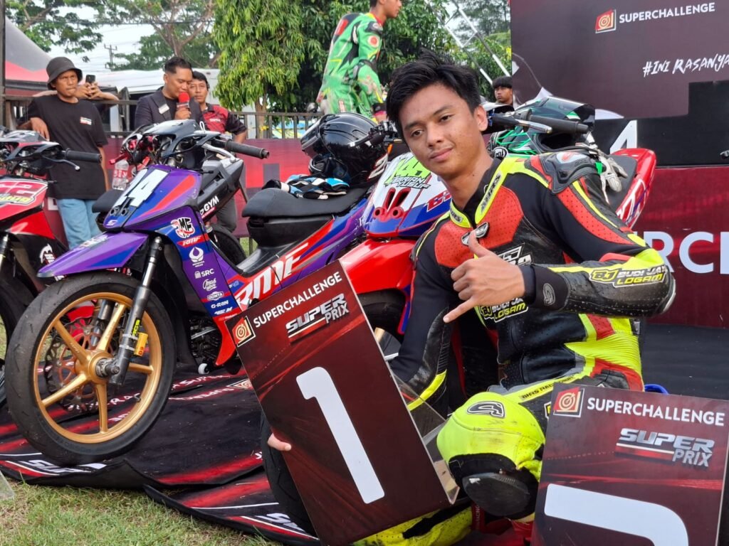 Febrian Yusuf dari tim Buana Karya Andalan (BKA) sukses meraih podium 1 di kelas Bebek 2 Tak 116cc Novice. Simak aksi dan perjuangannya di lintasan balap penuh persaingan.