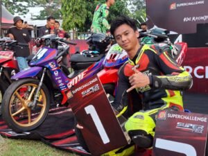 Febrian Yusuf dari tim Buana Karya Andalan (BKA) sukses meraih podium 1 di kelas Bebek 2 Tak 116cc Novice. Simak aksi dan perjuangannya di lintasan balap penuh persaingan.