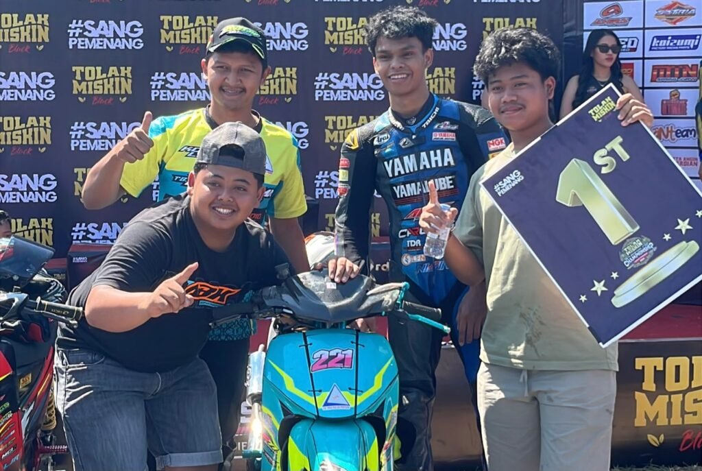 Josua Mbeo bersama Resmon Tabalong G77 Bengkel ABK Wonogiri tampil impresif di Tolak Miskin Championship Boyolali. Dengan strategi matang dan konsistensi kecepatan, ia sukses meraih podium tertinggi di kelas Bebek 2T Standar Novice.