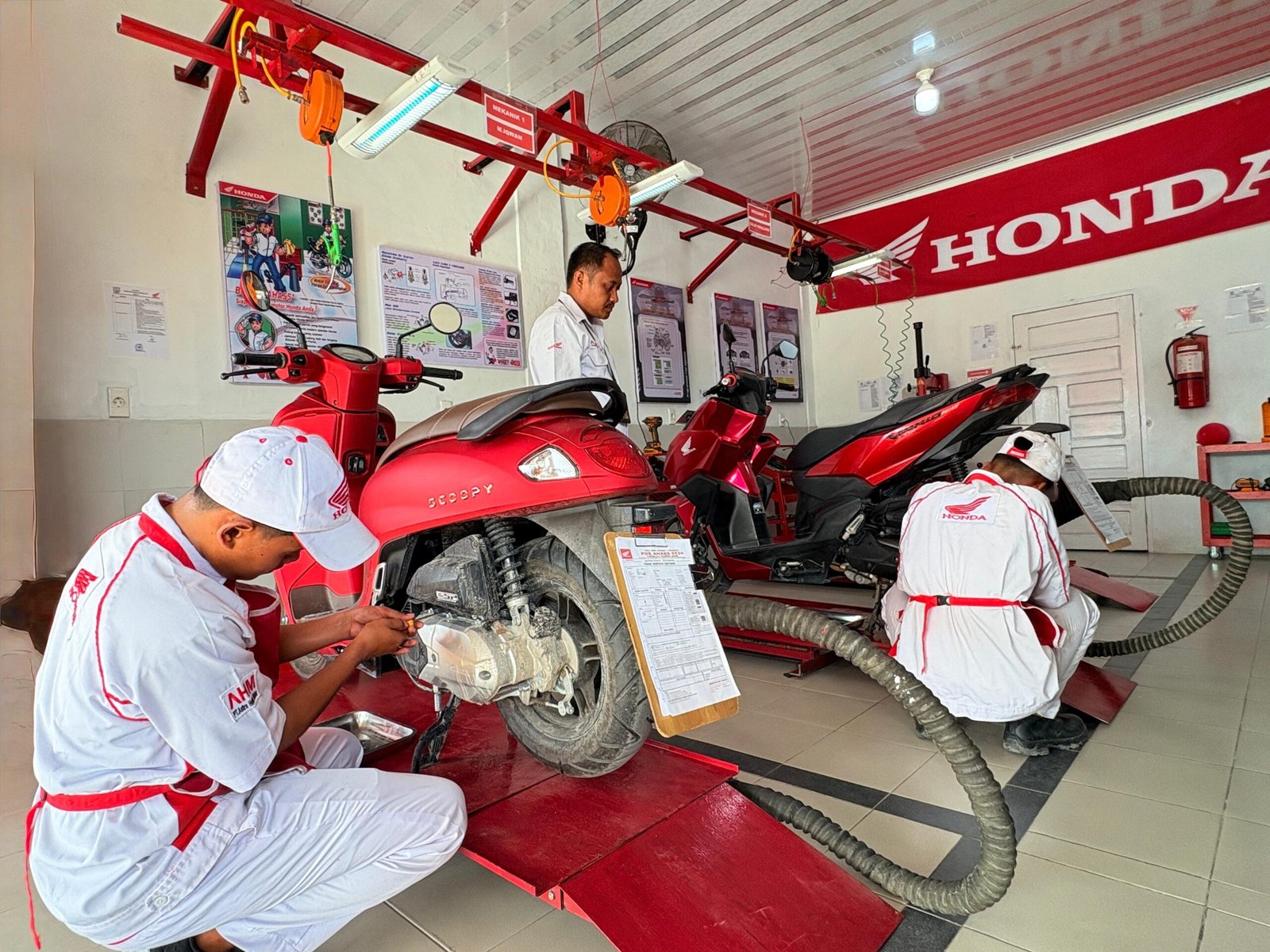 Astra Honda Motor meresmikan Pos AHASS Teaching Factory (TEFA) di SMKN 3 Mandau, Riau. Program ini membekali siswa SMK dengan pengalaman kerja nyata di bidang servis motor Honda sekaligus mendukung layanan purna jual masyarakat.