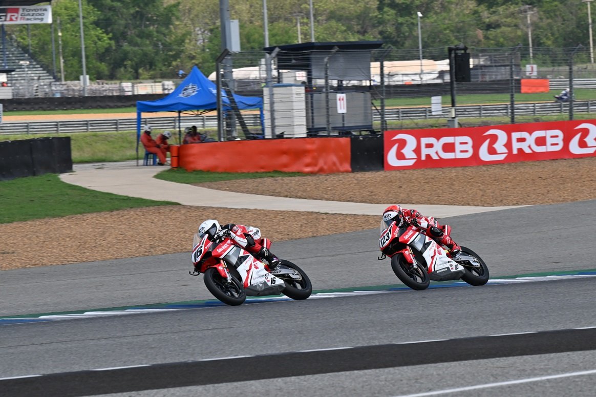 Astra Honda Racing Team kembali menunjukkan performa impresif pada ARRC 2026 Buriram, Thailand. Rheza Danica Ahrens sukses meraih podium AP250, sementara pebalap AHRT lainnya tampil kompetitif di kelas SS600 dan ASB1000.
