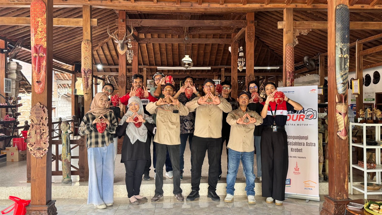 Astra Motor Yogyakarta menggelar Media Tour ke Desa Wisata Krebet, Bantul, melalui program Desa Sejahtera Astra. Kegiatan ini memperkenalkan UMKM batik kayu, homestay, dan wisata budaya yang mendorong ekonomi lokal berkelanjutan.