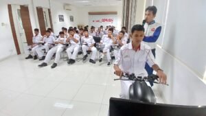 Astra Motor Yogyakarta menggelar edukasi safety riding bertema prediksi bahaya bagi 75 siswa SMK Bhumi Phala Temanggung di Astra Motor Safety Riding Center Yogyakarta. Program ini fokus meningkatkan kewaspadaan berkendara dan keselamatan remaja di jalan raya.