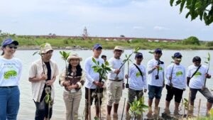 Astra Motor Yogyakarta berkolaborasi dengan Yayasan Ciptaloka Foundation melalui program TUMBUH untuk melakukan penanaman mangrove dan aksi bersih pantai di Pantai Pandansimo, Bantul. Kegiatan ini bertujuan menjaga ekosistem pesisir dan meningkatkan kepedulian lingkungan generasi muda.