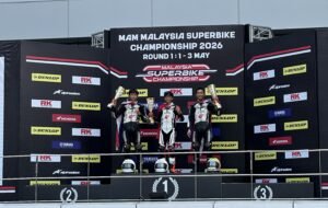 Pebalap muda Astra Honda Racing School, Abimanyu Bintang Fermadi dan Resky Yusuf Hermawan, tampil gemilang pada seri pembuka Thailand Talent Cup 2026 di Malaysia dengan meraih podium dan mengibarkan Merah Putih.