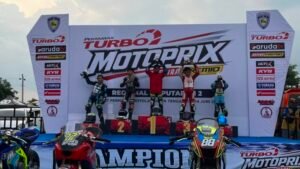 Samaro Tungga Kaligis tampil gemilang pada Race 1 Mini Sport 160 Pertamax Turbo MotoPrix 2026 Seri 2 Boyolali. Berawal dari pole position, pembalap asal DKI Jakarta ini sukses mengamankan kemenangan dengan performa konsisten dan strategi matang.