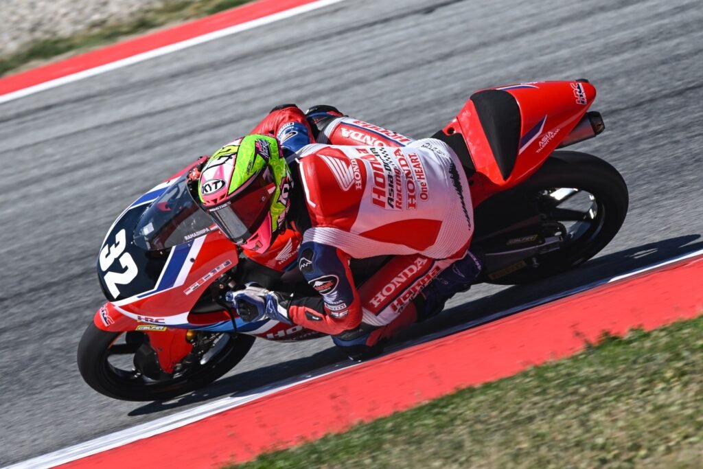 Pebalap muda Astra Honda, Muhammad Kiandra Ramadhipa, debut impresif di Moto3 Junior World Championship Barcelona 2026 dengan meraih podium dan posisi 6, sekaligus menembus posisi 2 klasemen sementara.