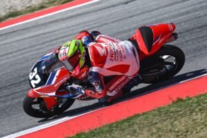 Pebalap muda Astra Honda, Muhammad Kiandra Ramadhipa, debut impresif di Moto3 Junior World Championship Barcelona 2026 dengan meraih podium dan posisi 6, sekaligus menembus posisi 2 klasemen sementara.